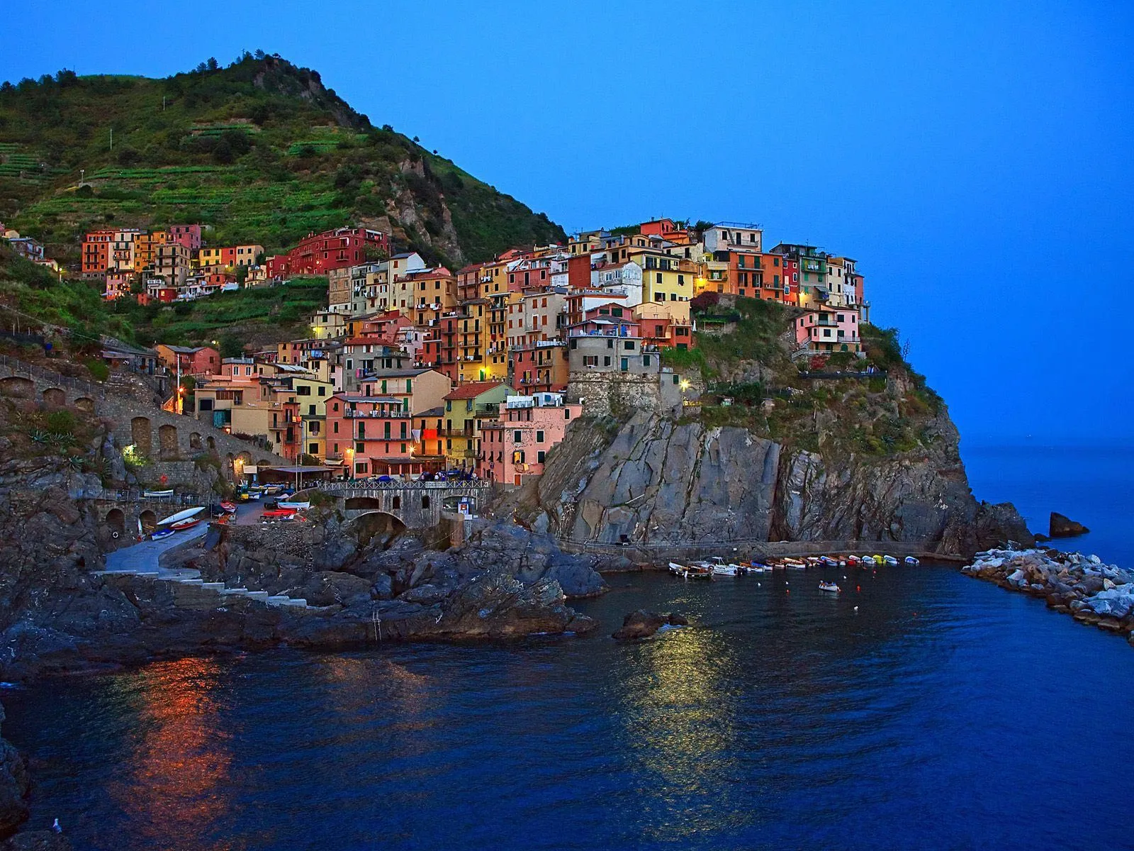 Manarola — vista azulada ao entardecer