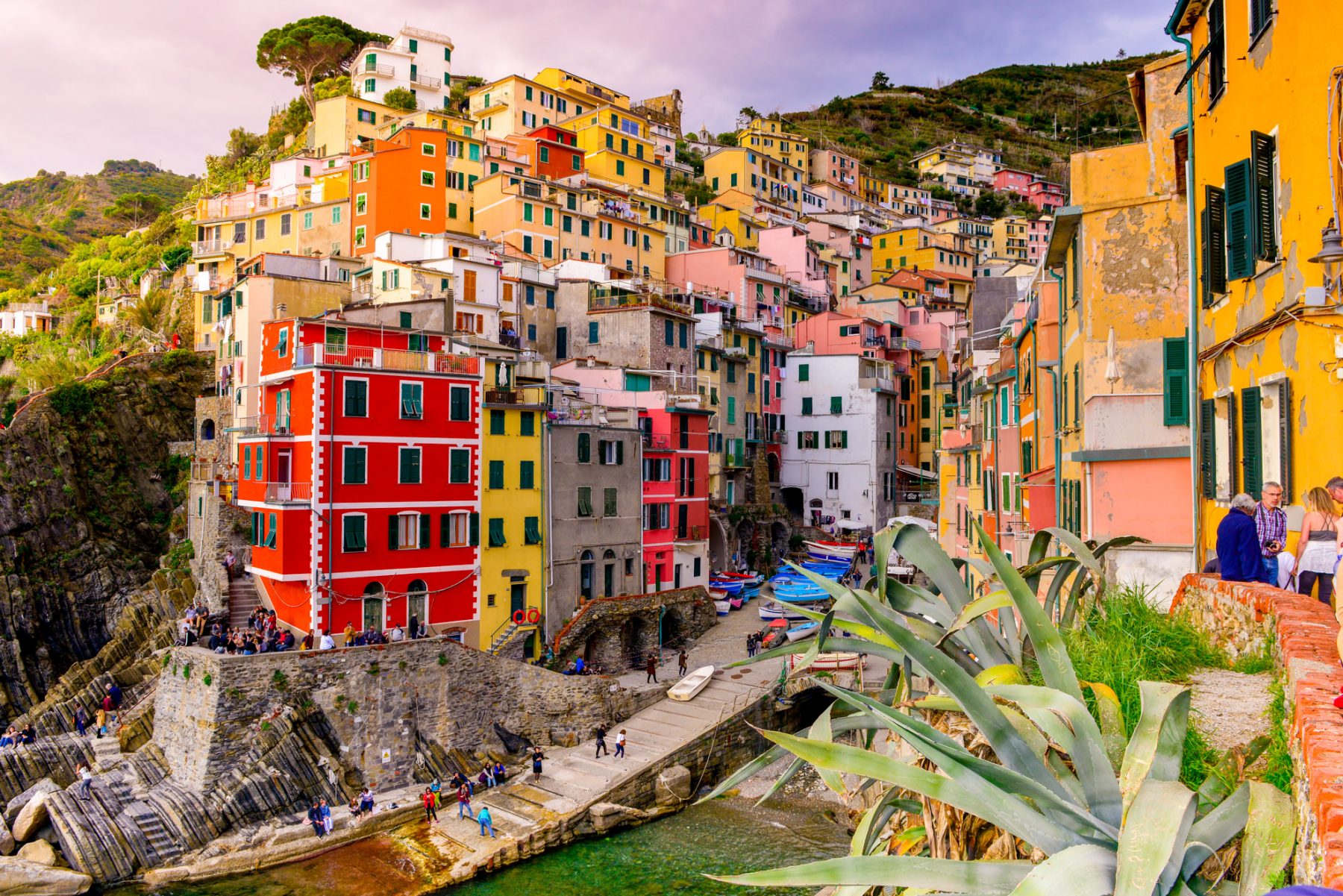 Riomaggiore — casas coloridas empilhadas sobre o porto
