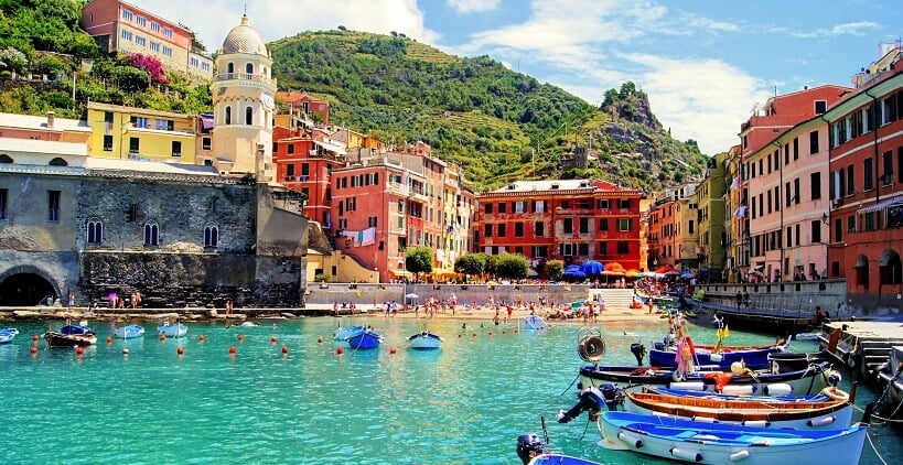 Vernazza — vista do porto com casas coloridas